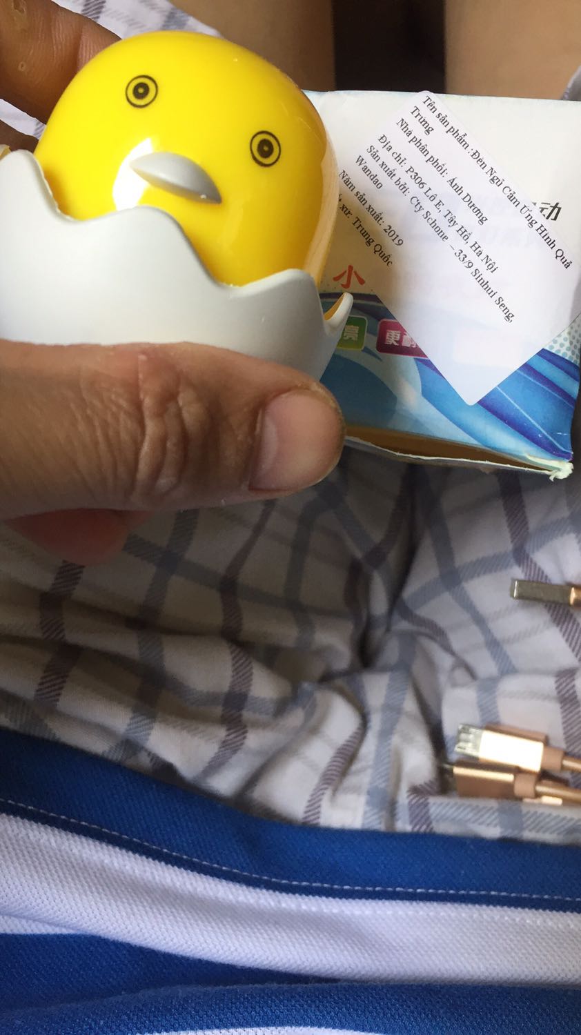 Ko free ship nhá :) mua chung 3 sp khác loại có 2 đèn này tiền ship 22k ! Đèn ko có công tắc on/off nên để trong phòng  hơi tối đèn sẽ tự động sáng hoài :) ( đèn này mua 2 bóng 29k cảm thấy vừa giá made in china ) chứ giá gốc 50k/ bóng đèn hơi chát !?