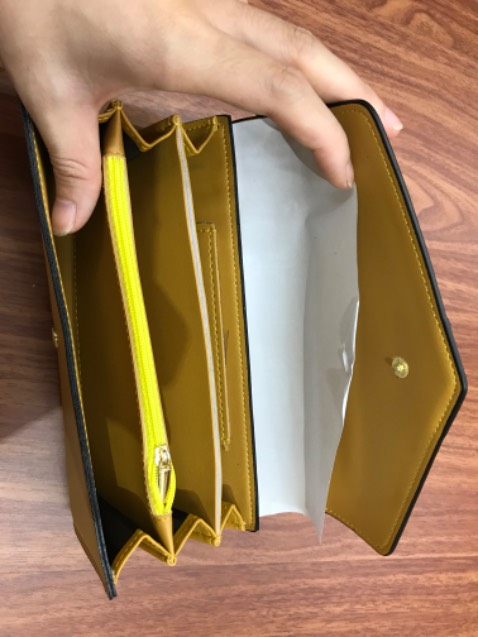 ví màu sắc tươi sáng , tiện lợi khi dùng ạ , da mềm mịm , đựng thẻ giấy tờ raat gọn là ạ ❤️❤️ sẽ luôn ủng hộ shop nhiều hơn ạ