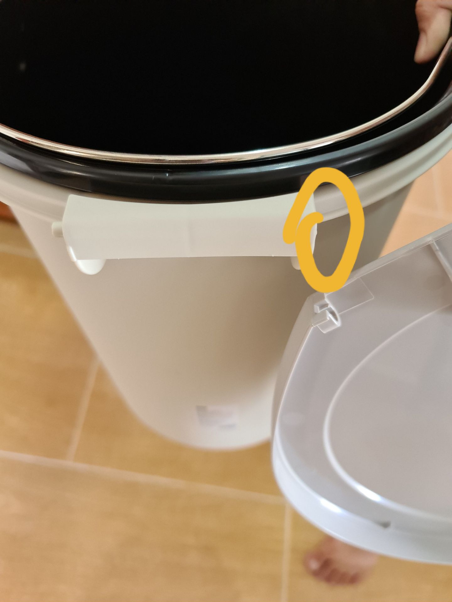 Thùng rác vừa nhận, khui ra thì hiện trạng là như vậy...chốt gãy nằm trong thùng, nắp rớt rời ra ngoài...ĐỀ NGHỊ TRẢ HÀNG