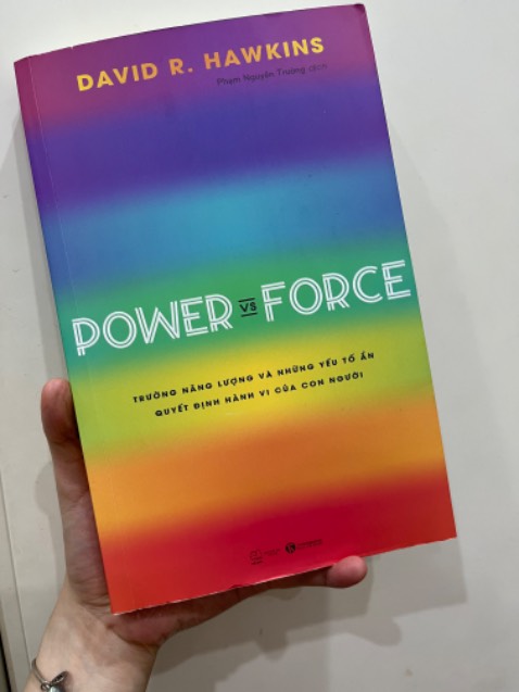 Mình đang đọc cuốn sách này và đọc gần xong rồi. Phần đầu đọc sẽ hơn khó hiểu. Càng đọc vào các chương sau thì sẽ cảm thấy dễ hiểu và cuốn hơn. Nội dung cuốn sách phân tích về trường năng lượng áp dụng cho đa dạng lĩnh vực, từ đó giúp bản thân nuôi dưỡng trong mình tình yêu thương với chính mình, muôn loài quanh mình, và chấp nhận những khó khăn đến với mình một cách nhẹ nhàng hơn vì đó là một phần của tiến hoá. Với mình đây là 1 cuốn sách hay, đáng đọc, giúp thay đổi nhận thức của mình rất nhiều. Cảm ơn Tiki vì đã giao sách nhanh và rất lành lặn tới mình. Cảm ơn nhà bán hàng! Mình đang đọc cuốn sách này và đọc gần xong rồi. Phần đầu đọc sẽ hơn khó hiểu. Càng đọc vào các chương sau thì sẽ cảm thấy dễ hiểu và cuốn hơn. Nội dung cuốn sách phân tích về trường năng lượng áp dụng cho đa dạng lĩnh vực, từ đó giúp bản thân nuôi dưỡng trong mình tình yêu thương với chính mình, muôn loài quanh mình, và chấp nhận những khó khăn đến với mình một cách nhẹ nhàng hơn vì đó là một phần của tiến hoá. Với mình đây là 1 cuốn sách hay, đáng đọc, giúp thay đổi nhận thức của mình rất nhiều. Cảm ơn Tiki vì đã giao sách nhanh và rất lành lặn tới mình. Cảm ơn nhà bán hàng!