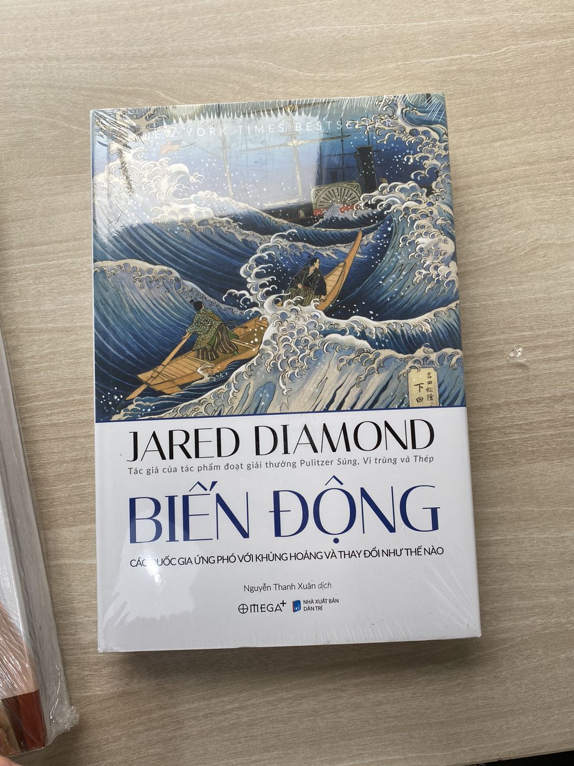Giao hàng nhanh. Sách mới đẹp, còn nguyên trong bọc nilon. Về nội dung sách mình chưa đọc nên không có đánh giá ở đây. 
Tuy nhiên Tiki đang để tiêu đề sai tên tác giả: "Jared Diamond" chứ không phải "Jared Diamon". Đề nghị Tiki sửa lại để tôn trọng tác giả và đảm bảo thông tin sách chính xác.