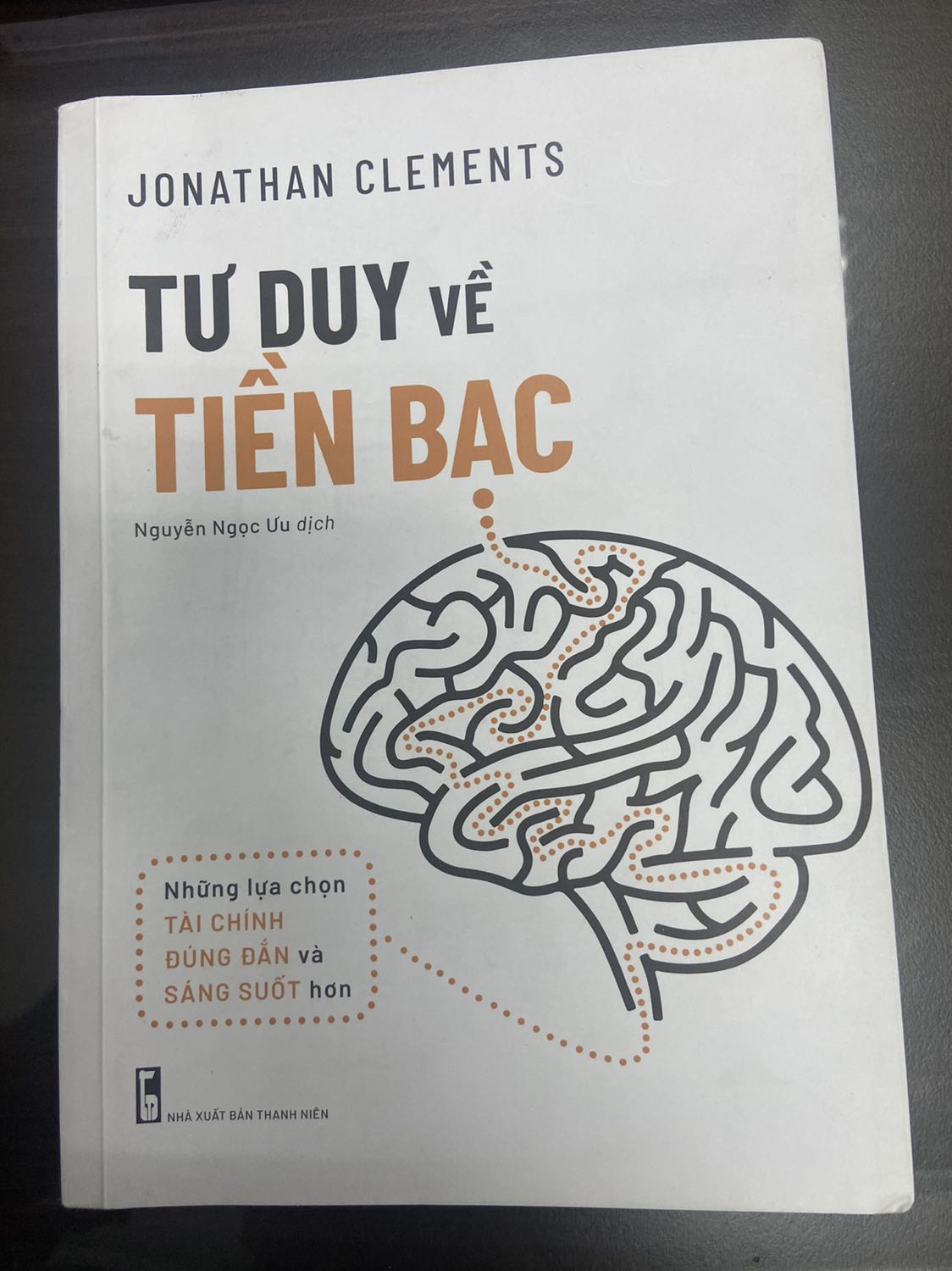 Tiki giao hàng nhanh. Về nội dung: cuốn sách được viết bởi chuyên gia tài chính nên rất hay. Có những góc nhìn thú vị như: con người sợ chết sớm nhưng chưa chuẩn bị cho biệc sống quá lâu như 80, 85 tuổi. Sống lâu như vậy mà lại ko có thu nhập khi về già thì thật sự khó khăn. Đa phần mọi người thích tài sản vật chất nhưng trải nghiệm thù vị và dành thời gian cho gia đình bạn bè mới là điều làm chúng ta vui vẻ. Sách có nhiều phần viết về việc chi tiêu và tiết kiệm rất đáng đọc. Còn phần cổ phiếu thì hơi khó hiểu và không phù hợp lắm với thị trường việt nam. Tóm lại chỉ với mấy chục nghìn thì những thông tin trong sách là đáng để tham khảo. Chúc mọi người tìm được cuốn sách phù hợp cho mình