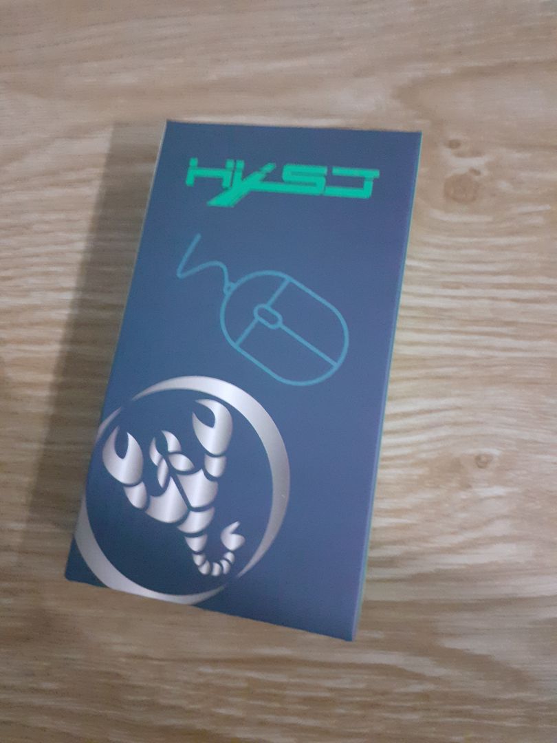 Chuột vừa giá tiền, đúng như miêu tả "không ồn". Mình mới xài cỡ 1 tuần thôi nên không biết như thế nào, tạm thời là khá ổn. Có đèn đỏ chiếu xuyên qua lớp nhựa trắng luôn, nên nhìn hơi phèn. Nhưng mà với giá tiền vậy thì khá ok