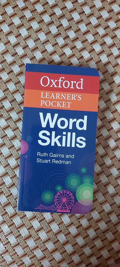 - Tiki giao nhanh, đóng gói kĩ, cho đến giờ mình vẫn chưa gặp phải trường hợp đáng tiếc nào nên vẫn tin tưởng mua sách của Tiki.
- Giá cả tất nhiên mềm hơn ra nhà sách mua nè.
- Hình thức: màu tươi, bìa mới, chữ rõ nét. Độ dày tương đương các Oxford Pocket khác.
- Nội dung hữu ích theo chủ đề, có hình ảnh chú thích giải nghĩa rất dễ hiểu. 
- Ý kiện riêng: So với Oxford Phrasal Verbs, Idioms thì nó dày hơn đáng kể; cách trình bày, dẫn dắt tương tự; còn khác biệt về nội dung thể hiện rõ ràng qua tên 2 quyển.