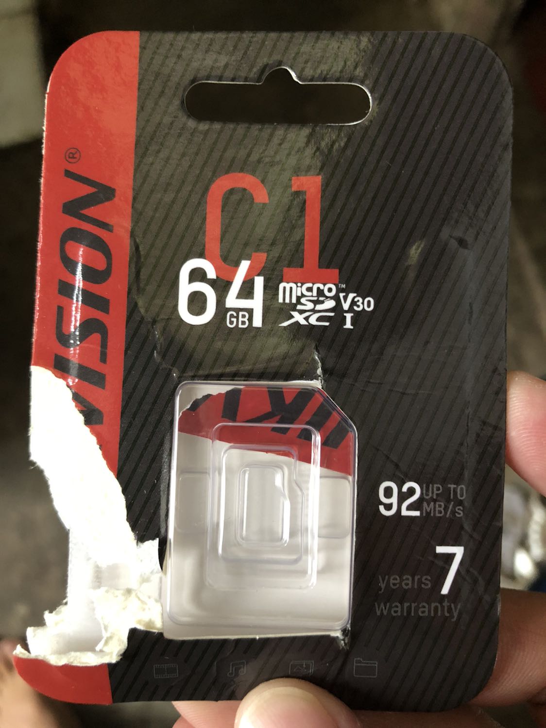 Mua kèm camera nên đóng gói chung, chắc chắn, cẩn thận.
Shop giao đúng mẫu, hàng nguyên seal.
Chỉ là thấy nhà sx ghi bảo hành tận 7 năm nhưng shop không đề cập đến chế độ hay thời hạn bảo hành, cũng ko thấy dán tem bảo hành luôn.