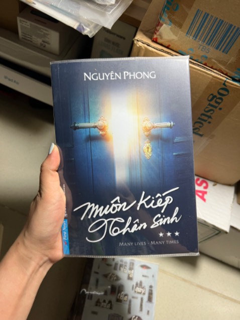 Sách giao nhanh. Ngày giao mưa tầm tã nên thùng có bị ướt. May mình có tikicare có bọc sách chứ không cũng thấm ướt bìa. Tiki kh có bọc xốp hay màng nilon nên sách bị ướt nhẹ