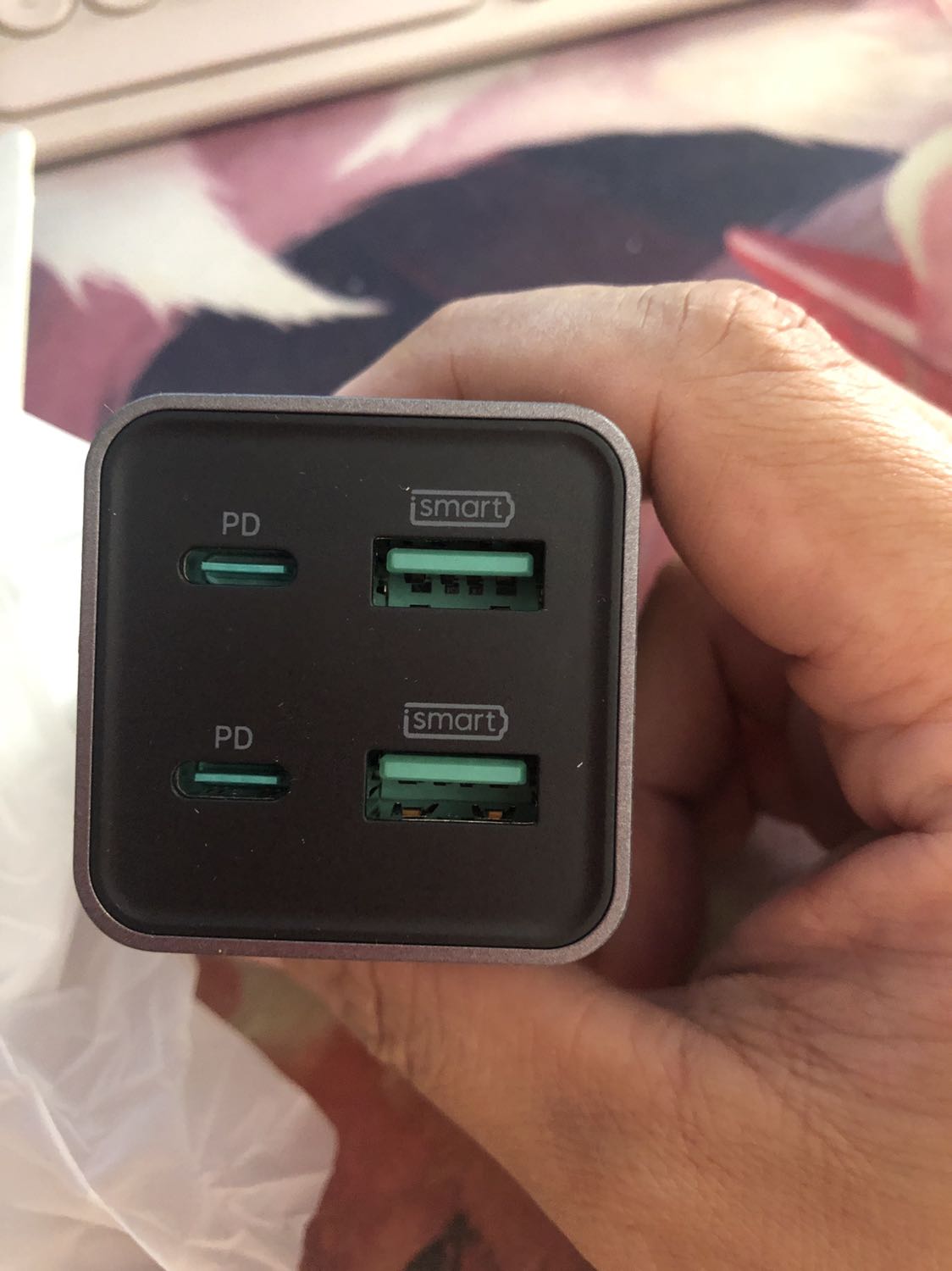 Giao hàng nhanh - Chất liệu hoàn thiện sản phẩm tốt - 2 cổng Type C và 2 cổng Type A tiện lợi. Nhưng mình vẫn thắc mắc sao dùng bút thử điện nó vẫn sáng :)))