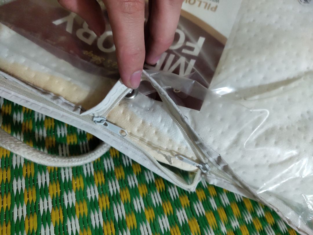 Nhận hàng trong tình trạng: Vỏ cũ mèm, bụi bảm bẩn, quai cầm vỏ mục nát màu đen. Mở khoa thấy bên trong gối cũ nát ố vàng. 
Thật không thể tin được đây là sản phẩm Lock&lock do Tiki trading cung cấp. Mình yêu cầu Tiki khẩn trương liên lạc với mình để giải quyết