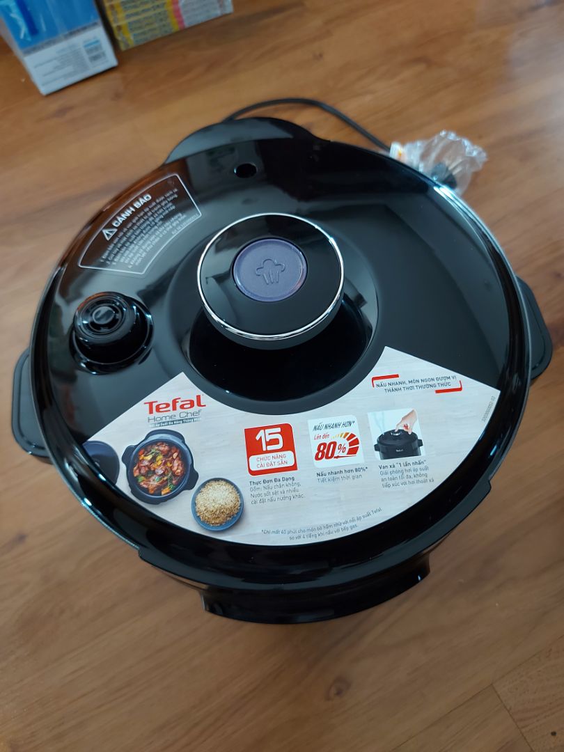 Đặt hàng vào thời gian đang giãn cách nhưng tiki giao hàng nhanh một cách bất ngờ. Điểm cộng: Nồi rất đẹp. Các nút điều khiển đều là tiếng Việt nên khá thân thiện với người dùng. Mới lần đầu dùng thử còn thấy hơi phức tạp nhưng chắc dùng quen sẽ tiện hơn. Nhà mình mới hầm thử thịt lợn theo chế độ mặc định là 30' và thành phẩm rất ổn. Shop tư vấn qua chat tại Tiki rất nhanh. Thắc mắc về bảo hành đều được giải đáp nhanh chóng. Nồi có kèm sách nấu ăn khá hữu ích. 
Điểm trừ: Các nút bấm của nồi không được nhạy lắm, phải bấm vài lần. Sách hướng dẫn sử dụng thì được dịch sang tiếng Việt khá ẩu, đọc nhiều chỗ thấy khó chịu. Tefal nên cải thiện hơn vấn đề này.
Còn 1 điểm trừ nữa là của Tiki, gần đây việc giải đáp thắc mắc của khách gần như bị bỏ bê. Khi tôi phản ánh về việc không thấy có phiếu bảo hành, chỉ nhận được *** tự động của tiki sẽ giải đáp trong 24h. Nhưng cuối cùng không có gì. Nếu không phải chat trực tiếp với Tefal và được giải đáp thì chắc lại phải vật vã gọi điện.
Tóm lại mình vẫn cho sản phẩm 5 sao vì đẹp, chất lượng dùng thử rất ổn. Tefal cũng rất nhiệt tình với khác hàng.