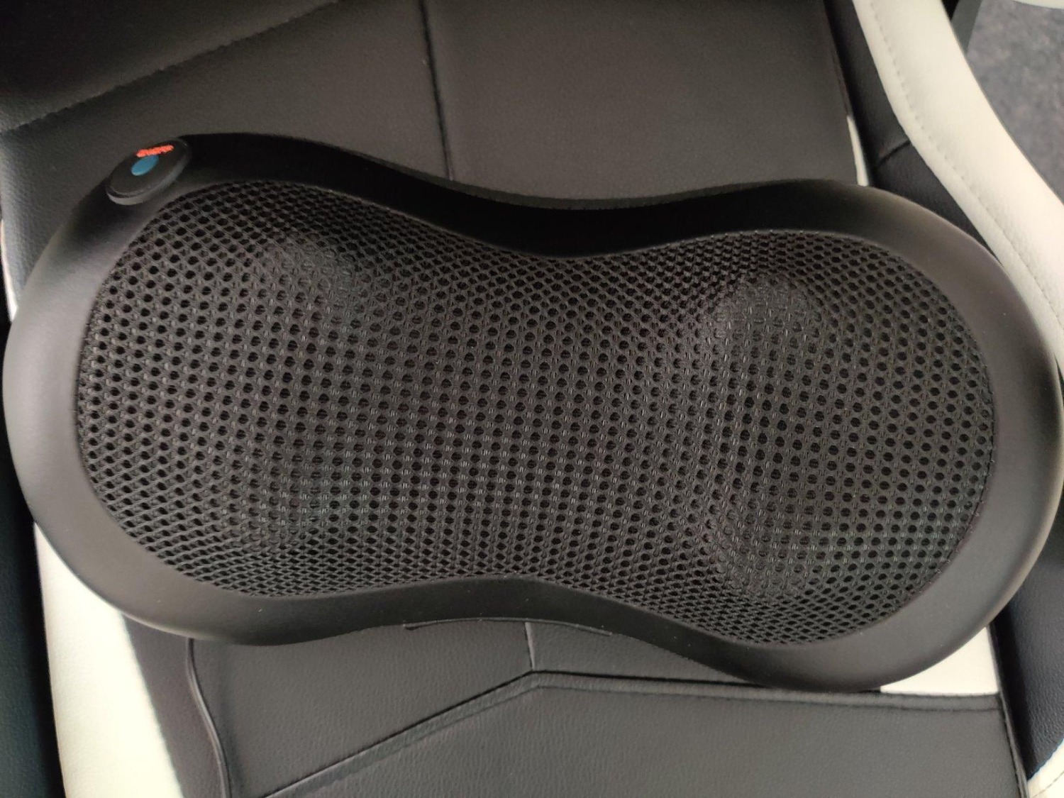 Đọc mấy shop thấy shop này nhiều review tốt nên mới mua. Nhận hàng nhanh, hộp không bị móp méo, gối dùng thích một lúc thôi đã đỡ mỏi hẳn. May quá vừa mua được con gối thì nghe tin dịch, tết này chắc chả đi đâu được nhiều, ở nhà xem ti vi cộng thêm con gối nó xoay cho thì mới chuẩn. Nói chung bên này làm việc ổn đấy mọi người ạ
Ảnh mình xin phép che mặt!