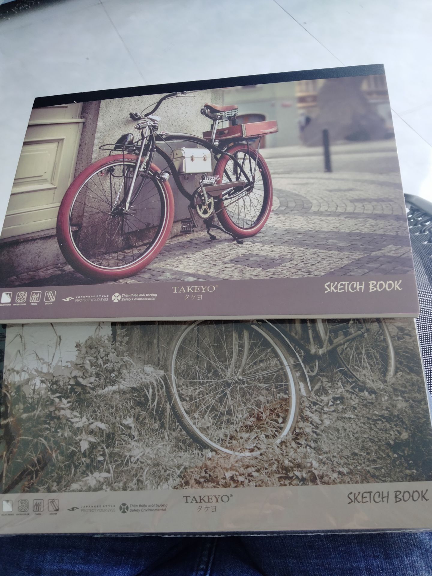 nhận 2 quyển A4 khá hài lòng từ giá cả đến chất lượng, mình mua về cho con vẽ màu sáp nên thấy khá ổn, giấy khá dày và dai, 5* nhé 😉😉