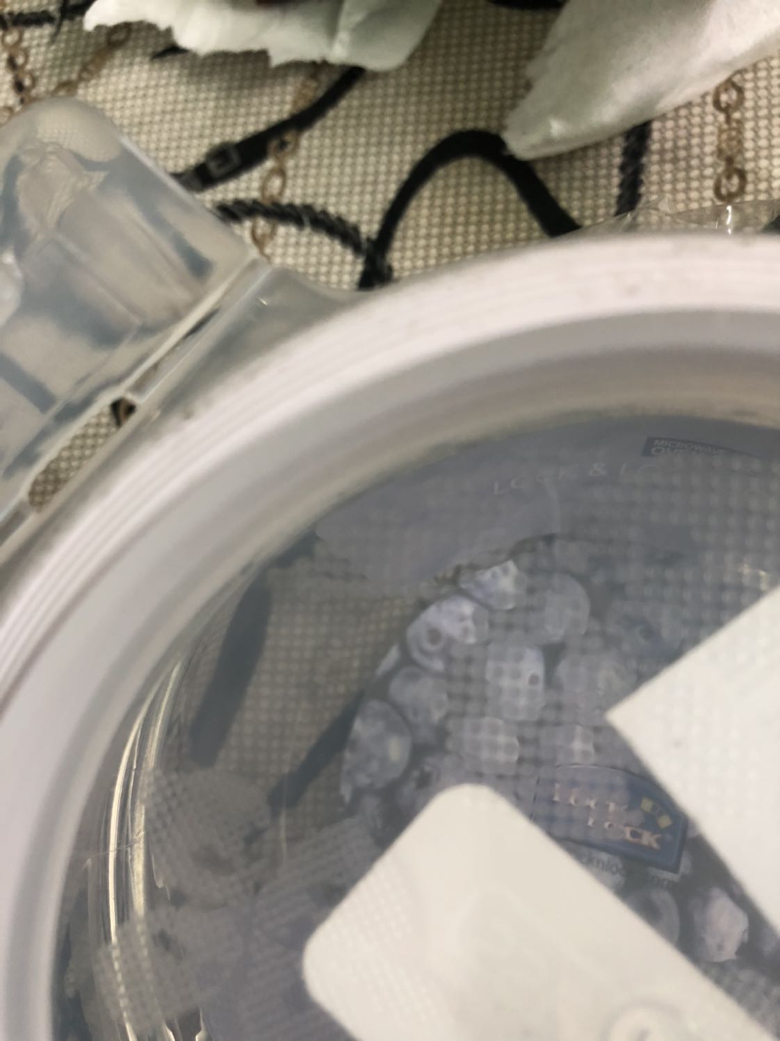 Rất vui vì TiKi giao hàng đúng hạn. Nhưng khi mở hàng thì hỡi ơi, hộp bảo quản thực phẩm có cái dây ron của nắp là khá quan trọng vậy mà hàng mình nhận dc dây ron vừa lỏng vừa đen vừa bị răng cưa.
Tem hàng thì bám bụi đen thui giống như hàng bị lỗi.
Tiki phải kiểm tra kỹ trước khi giao hàng giúp. Vui lòng đổi hàng lại giúp mình.