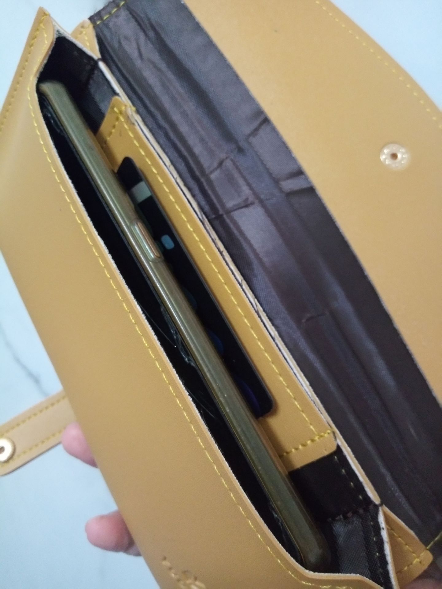 Ví màu đẹp, có chia nhiều ngăn tiện lợi để đựng tiền và thẻ, bỏ điện thoại vô cũng được luôn.