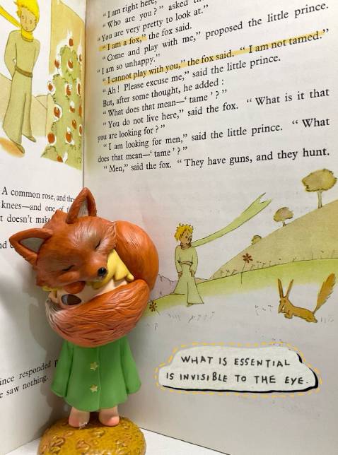 Bìa ngoài trắng, bìa trong kem dễ thương vô cùng. Sách in đẹp, giấy dày dặn, chưa đọc hết nhưng mà thấy có 1 chữ sai chính tả. Đọc cảm giác rất thích luôn, cảm giác mình là hoàng tử bé í, cảm giác cô đơn, ngây ngô. Một quyển sách kinh điển từ rất lâu bây giờ mới đọc, có thể là quyển sách hay nhất năm nay với mình luôn.