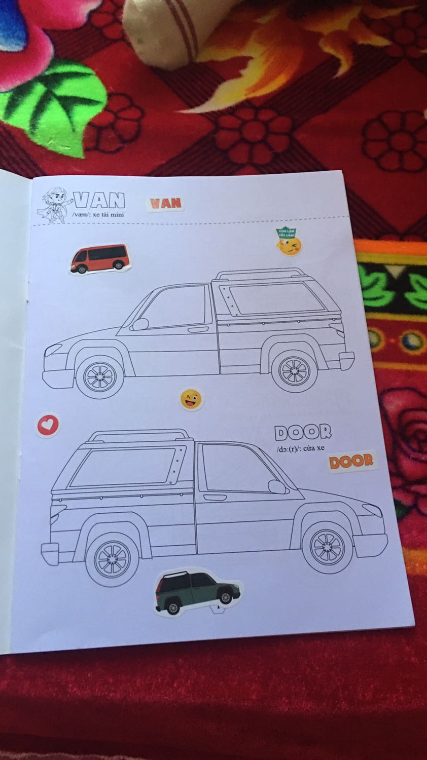 Sách song ngữ anh việt
Có sitcker dán bé rất thích. 
Mình dán luôn để bé dễ theo dõi
Giấy đẹp. Tô màu phù hợp bạn lớn