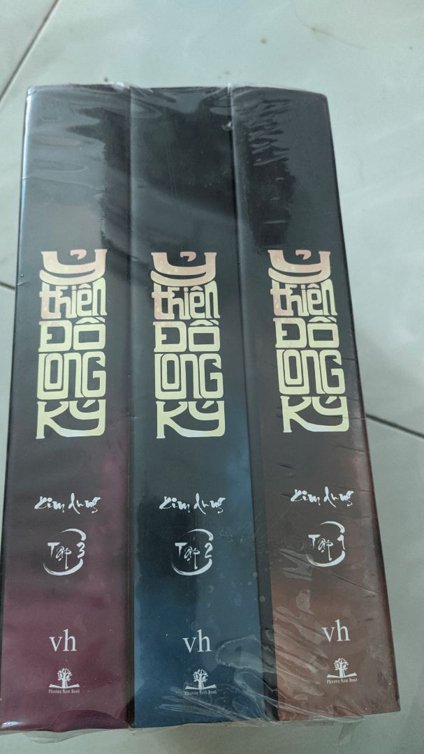 Sách bám nhiều bụi! trước khi đóng gói tiki nên dùng khăn lau qua mới phải!