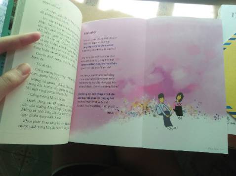 Sách đẹp quá shop ơi, bên trong còn có 4 trang bìa màu như kia thích thật ý, dịch nma shop giao hàng nhanh, 5 sao bling bling. Sợ virut nên phải đem sách ra phơi nắng như kia :v