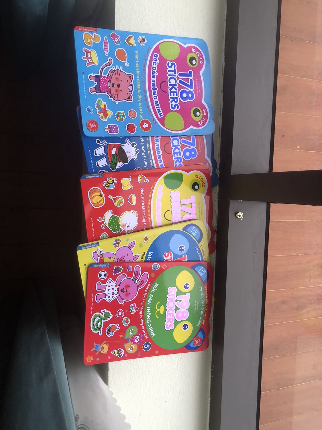 Đến hẹn lại lên thì mình lại mua 1 tập quyển dán stiketr cho bé nhà mình . Siêu xịn và tốt cho iQ của bé nhé ạ . Mua k biết bn quyển trên tiki rồi ấy hìhi
