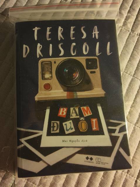 Bi kịch bắt nguồn từ đúng khoảnh khắc người ta để sự phân vân xen ngang
Sự thật và *** dối chỉ cách nhau bởi 1 lá chắn mong manh, là lằn ranh đấu tranh với nỗi sợ hãi và dằn vặt trong chính bản thân mỗi người
Khi nhân chứng bị buộc tội bởi cái nhìn của xã hội, khi những người thân quen dần trở nên xa lạ, thì cuộc tìm kiếm nạn nhân càng trở nên vô vọng
Mỗi một nhân vật mang trong mình một câu chuyện, một bí mật dần dần hé mở
Kẻ bám đuôi là ai, có liên quan gì trong cuộc tìm kiếm người bị hại
Người ta nghĩ đáng sợ nhất liệu có đáng sợ bằng người ta nghĩ là thân thuộc nhất