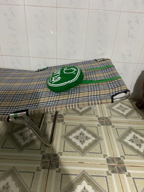 Sản phẩm hình thức, chất lượng ổn song thiết kế lỗi phần đầu quá dài( mặc dù nhà sx đã cảnh báo không ngồi phần đầu giường, mình đã không nhìn kỹ phần này và bỏ qua vì đã sd võng của DL nên tin tưởng nhưng mua giường về thấy sai lầm) bởi trẻ nhỏ hay khách đến vô tình ngồi phần đầu giường rất nguy hiểm! Mong nhà thiết kế xem xét và ai mua cũng nên cân nhắc ( thấy không tiện bằng cái giường rẻ tiền thiết kế gấp đôi đã sd trước)