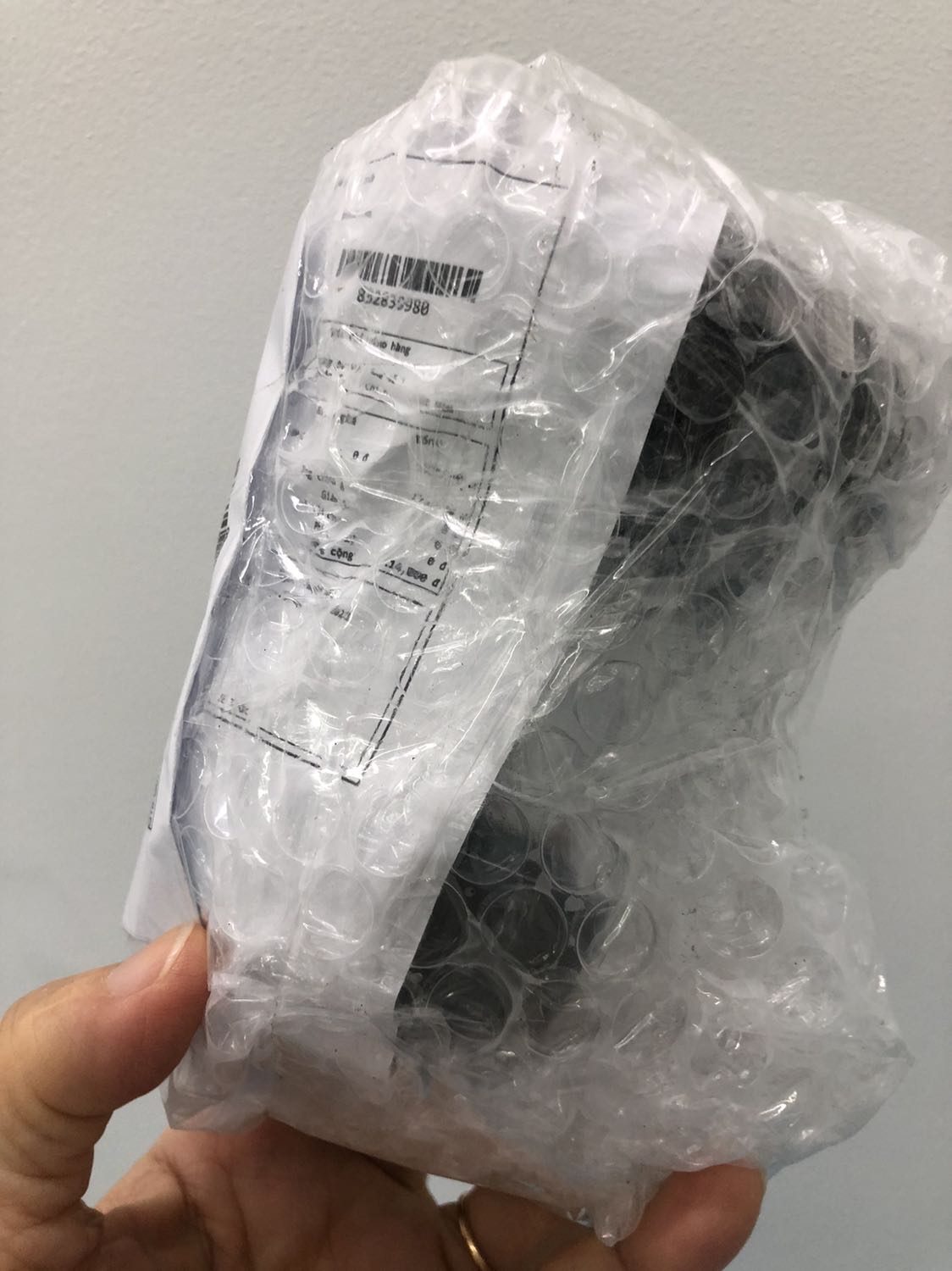 Trả tiền mua 3 cái mà giao có 1 cái, 
thấy hơi phiền.