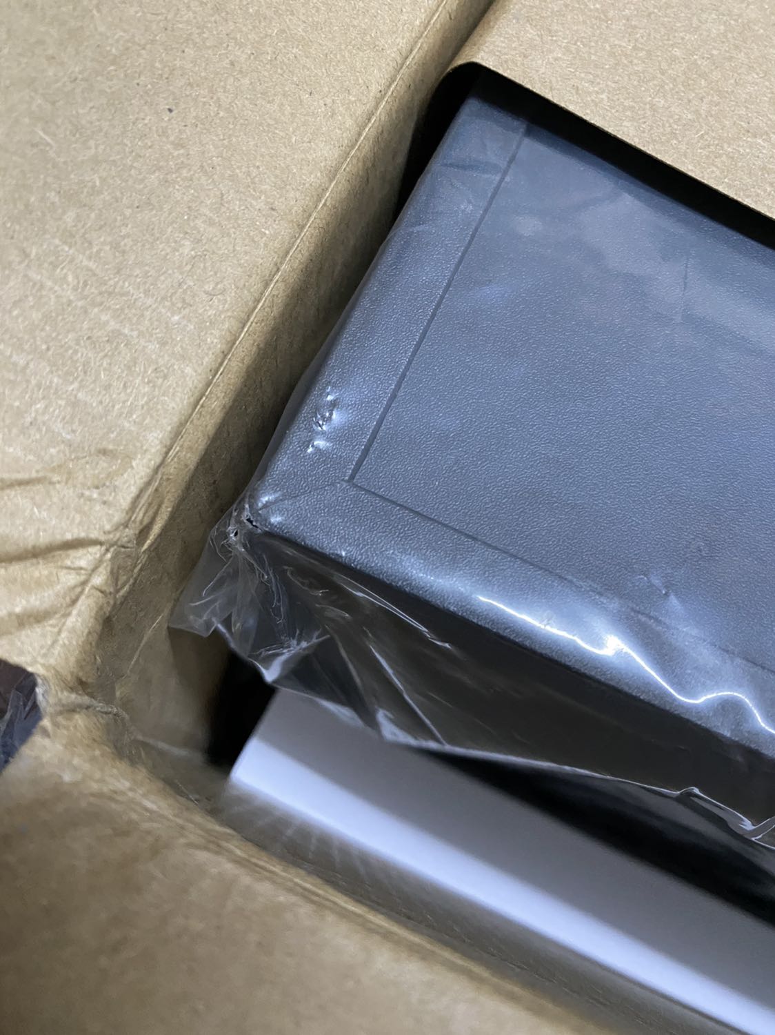 Sản phẩm nghe rất tốt. Tuy nhiên trong qus trình vận chuyển hộp hơi bị cấn. Có đụng 1 chút vào loa trầm. Hy vọng sử dụng ổn trong thời gian dài