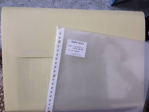 Màu đẹp, bên ngoài chắc chắn, các tấm ngăn bên trong thì hơi mềm mại mỏng manh nhưng chỉ để ngăn tài liệu nên k vấn đề gì. Mình mới dùng và có ít giấy nên chưa biết lâu dài thế nào nhưng hiện tại thấy rất okay, rất ổn, mình rất thích, đã thế còn đc tặng 5 túi trong bọc tài liệu nữa. Nên mua nha mn