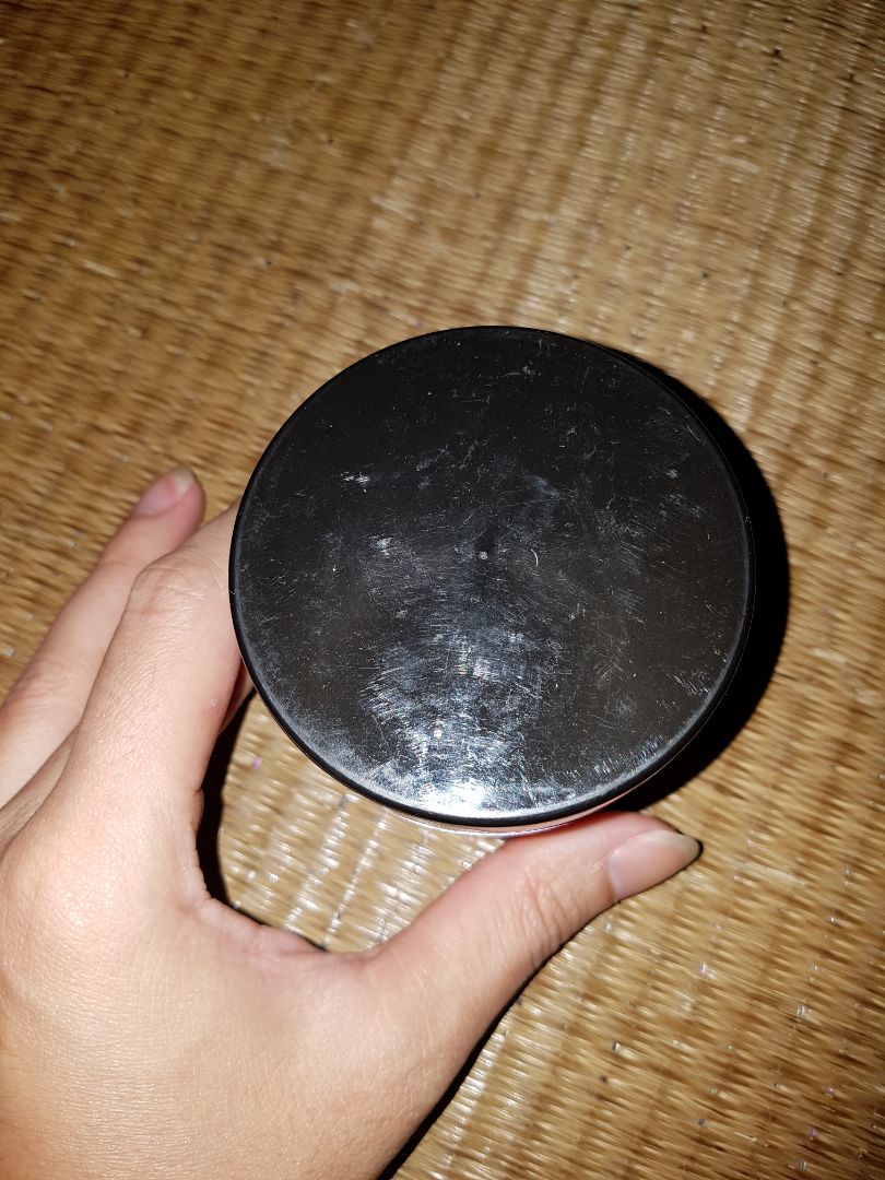 Sản phẩm y hình, mùi khá thơm. khi xả nước xong tóc còn ướt xờ lên cảm giác như vẫn còn đinh dầu ủ. không biết là do mình xả chưa sạch hay là kem ủ vốn như vậy nữa. thấy hơi lo lo hihi