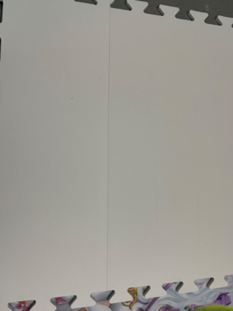 Chất liệu khá tốt, vẫn còn mùi cao su nhưng ko nhiều, chỉ có mùi ở mặt sau tấm, mình mua 4 tấm bị lỗi 2 tấm có vệt cắt, báo shop được hoàn lại tiền 2 tấm! Đáng mua trong tầm giá