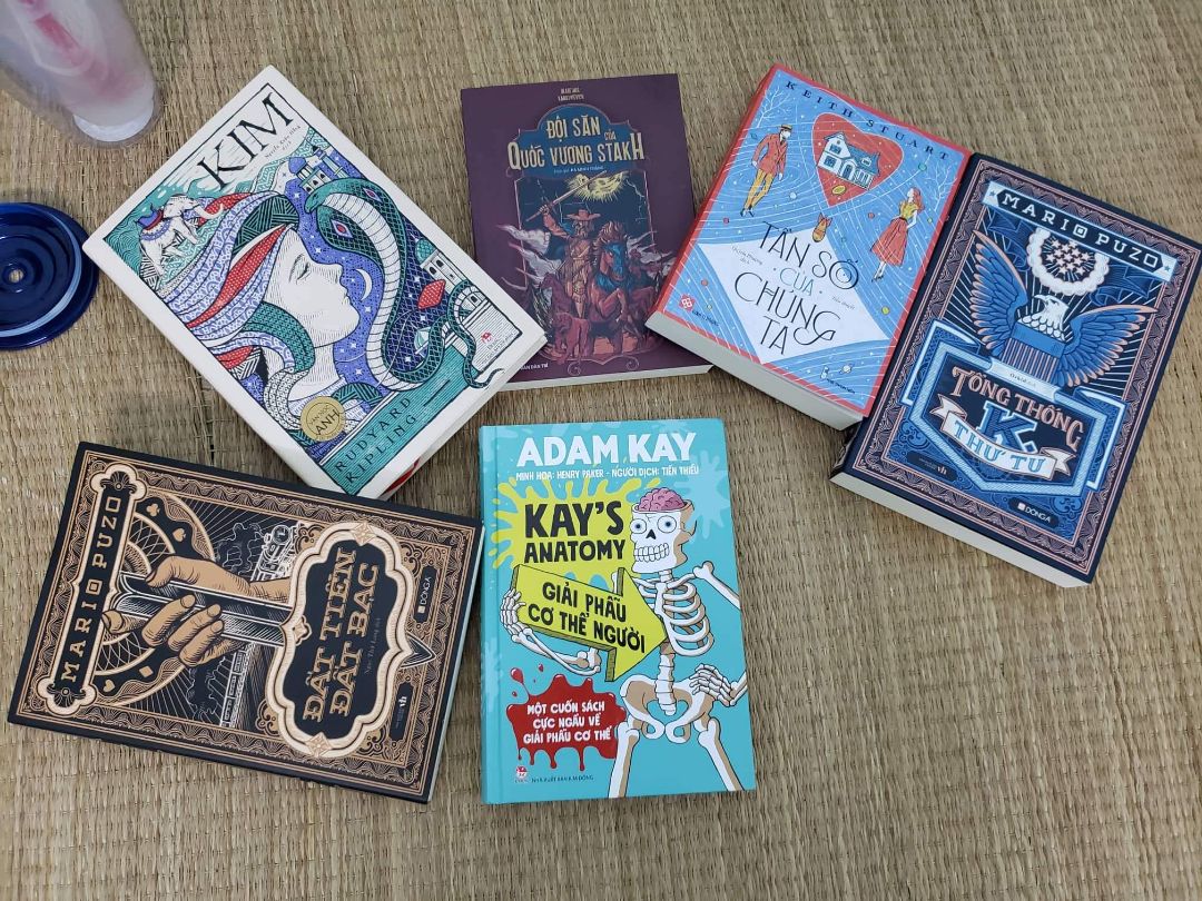 Mình mua cùng các quyển còn lại trong hình. Văn chương của Puzo tuy mình chưa tiếp xúc nhiều nhưng cũng xuống tay sắm về vì cái bìa quá đẹp. Morat cũng như các thứ của sách cũng được làm khá ổn áp.