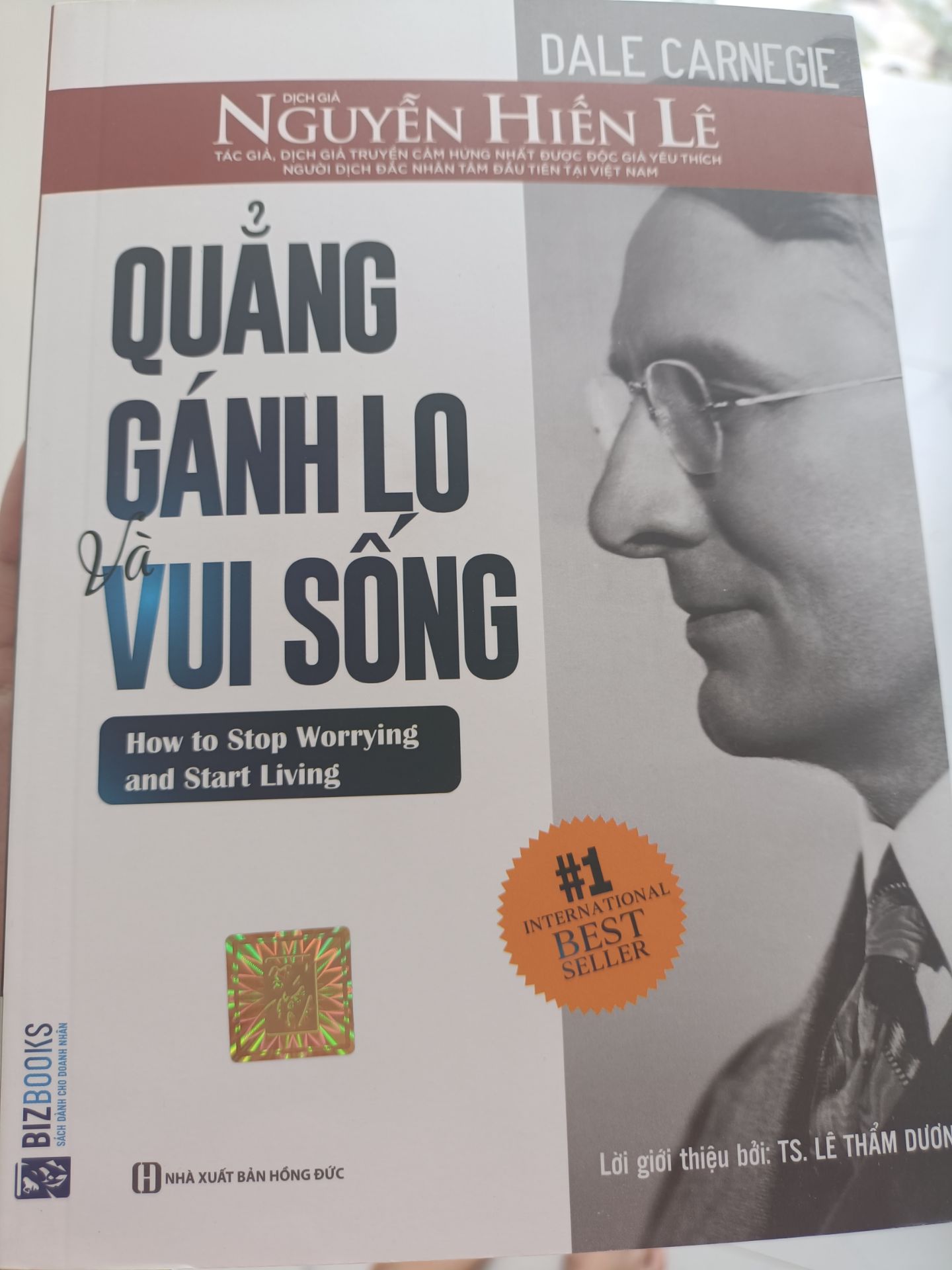 gói hàng chưa kỹ lắm còn hơi sơ sài nhưng hong shao sách giao về ko bị móp méo gì, nội dung sách chưa đọc nên chưa biết nhưng nhìn sơ qua thấy cũng hayy; đợi hồi nào đọc xong thì quay lại review