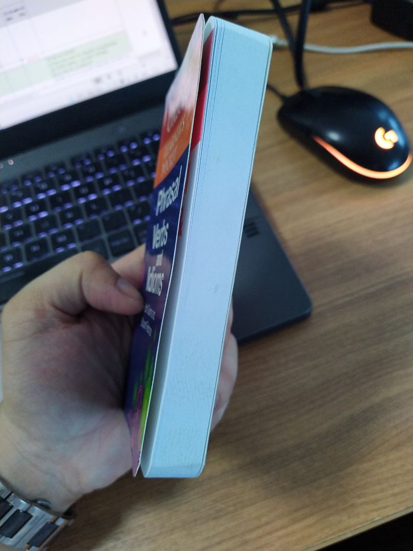 Khi mình mới nhận sách mình tưởng tiki giao cho mình sách cũ. Sách bẩn ở các góc và có các vết như bị rơi hoặc dẫm đạp lên. 
Mình có tạo lệnh thu hồi để đổi sản phẩm mới tuy nhiên sản phẩm mình nhận lại lần 2 vẫn là quyển cũ và được lau đi mờ các vết bẩn.
Mình đã phải tạo đơn để trả sản phẩm lần nữa. 
Vì đây là cuốn mình mua để làm quà tặng nên mình hy vọng đây là một quyển sách mới và ko có lỗi vặt.
Lần đầu mình mua sách ở tiki mà gặp phải tình trạng như này. Trước đó mua sản phẩm của tiki mình chưa bao giờ thất vọng nhưng lần này lại khác thực sự làm mình mất rất nhiều thời gian.