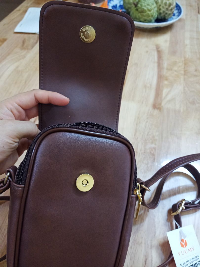 Túi đúng mẫu, đường may đẹp .Nhìn hình thì nhỏ nhưng thực tế nhận rộng nha , đựng được cả kính và ví tiền ấy . Chưa biết chất lượng da thế nào ạ nhưng trước mắt là mềm ạ .