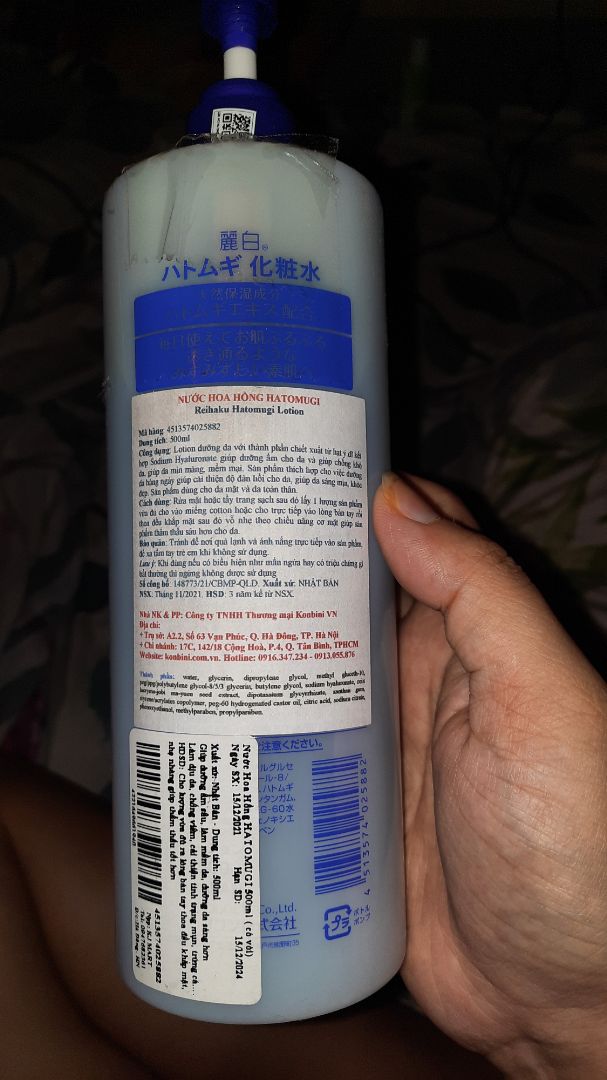 mình mỗi lần dùng nước hoa hồng rất tốn vì mình thấm đẫm bông lau kĩ khuôn mặt. Dùng loại này mùa hè khá thích vì nhẹ và sạch mặt, tác dụng làm dịu da hết căng và khô da sau khi rửa mặt khá tốt, giá cũng mềm dùng nhiều chóng hết cũng k bị đau ví.