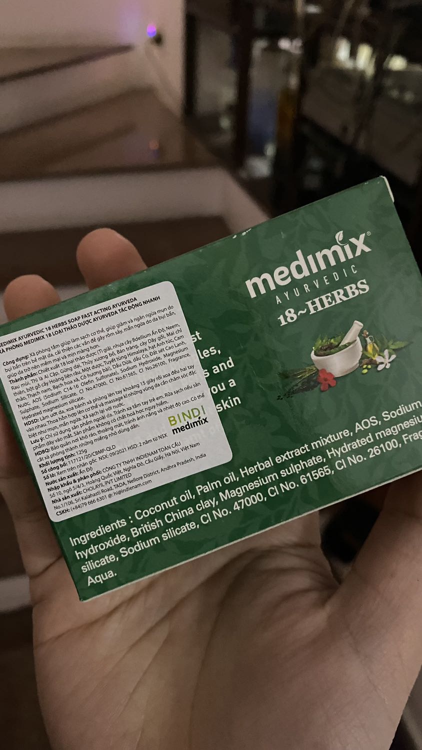 Mùi thơm lắm để trong nhà tắm lúc nào cũng thoang thoảng mùi thảo dược thích lắm nhé. Bánh xà phòng trông rất dày và xịn xò từ cái vỏ hộp