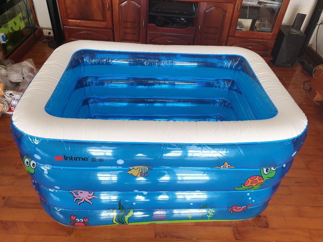 Mình mua hàng của click and buy, sản phẩm giống hình ảnh và mô tả, có 1 vết trầy nhỏ dưới đáy bể, còn lại thì sản phẩm ổn:
1. Có van bơm xả riêng cho từng tầng, nút bơm 1 chiều và nút tháo xả hơi riêng để khi bơm xong gài lại hơi ko bị xì, nút xả lỗ lớn giúp xả nhanh chóng
2. Sản phẩm dày dặn và chắc chắc
3. Đầy đủ phao đỡ cổ, keo vá và miếng đo nhiệt độ nước hình con cá
4. Van xả nước có lắp ống nhựa phía dưới, sp còn kèm theo 1 ống dẫn nối để tiện xả nước.
5. Thành bể khá dày nên kèm phao đỡ thì diện tích lòng bể chỉ chơi được 1 bé