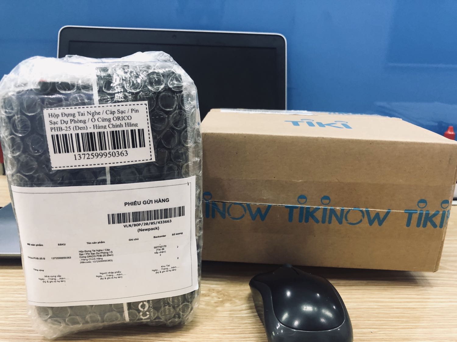 Sản phẩm chỉ ở mức độ khá, ở phần dây kéo có hiện tượng bị nhúm lại, không cứng và không giữ được độ cứng theo chiều thẳng đứng. Nhận hàng còn nguyên seal nhưng đặt 2 cái màu đen lại giao 1 màu đen và 1 màu xanh tím (như hình). Kiểm tra thì biết shop chỉ còn 1 cái màu đen nên giao cho mình 1 màu đen và 1 màu xanh tím (vì mình vào thử đặt tiếp 1 cái màu đen thì shop báo đã hết màu đen). Tiki giao hàng nhanh hơn dự kiến và lần đầu tiên thấy có bọc tấm bong bóng giảm sock. Tóm lại, chỉ tạm ổn trong tầm giá và cũng không đòi hỏi cao hơn được!