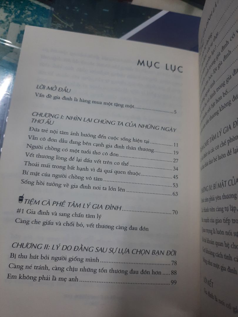 Đợt này mình rất bất ngờ vì Tiki giao hàng khá nhanh (tối 1/3 mình đặt, sáng 3/3 đã về tới tay mình rồi, mình ở tỉnh nhe)

Về nội dung sách: Gồm 4 chương như hình mình chụp. 

Tác giả cho chúng ta biết những tổn thương mà gia đình có thể tác động đến chúng ta ngày bé. Tùy hoàn cảnh mỗi người mà chúng ta có thể xác định được tổn thương của mình là gì, tại sao lại như vậy và hướng giải quyết như thế nào để không lặp lại những quá khứ ấy vào cuộc sống hôn nhân sau này. 
Mình vừa đọc vừa wow luôn ý, cứ như thể giải thích được những câu hỏi ngày bé của mình: sao mình luôn cảm thấy cô đơn, sao không thuộc về nơi này, sao luôn cảm thấy trống vắng, và không biểu thị cảm xúc ra bên ngoài,... (giờ lớn cũng khác nhiều rồi ^^). 


HÃY MUA NHE MỌI NGƯỜI  :333