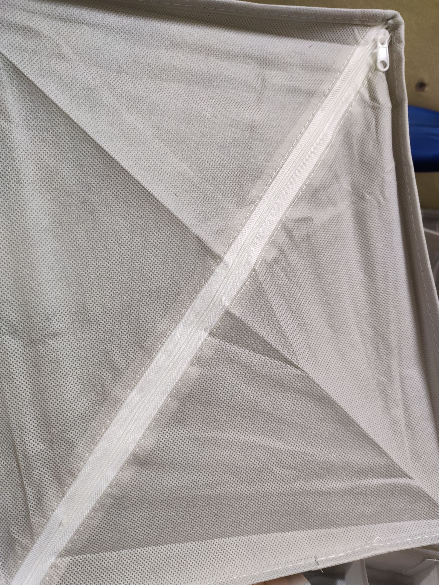 giao hàng gấp rất gọn, mình còn quên mất là mình mua cái gì =]]]] trông rất đẹp, form hoàn toàn như ảnh. mùi cũng k bị nhựa hay gì quá cả.