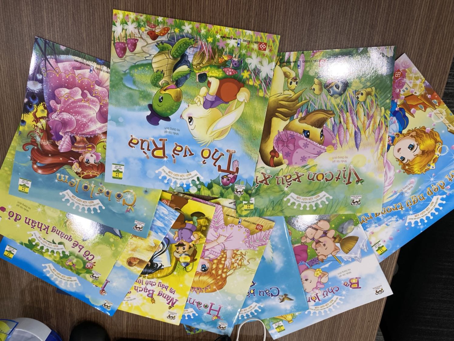 Rất dễ thương, phù hợp cho trẻ em từ 2-5 tuổi. Tranh vẽ đẹp, còn có trò chơi trong sách cho bé như tìm điểm khác biệt 2 tranh. Tìm đường đi tới đích.
Có 1 quyển tiêu đề hơi lạ, trước bé mh được học là câu chuyện "công chúa ngủ trong rừng" nhưng tiêu đề của truyện lại là " Người đẹp ngủ trong rừng" 😂😂😂