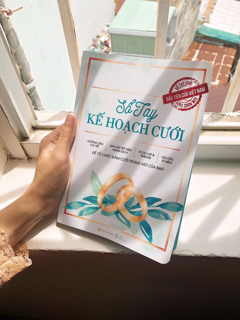 Cuốn sổ tuyệt quá, chẳng cần đến wedding planner làm gì nữa luôn, có nó là mình tự làm được hết đó mấy bạn. Bộ quà tặng cũng hay ho lắm, nhưng hơi khó tìm một chút, mình cũng thấy mấy bạn hỏi bộ quà tặng nằm ở đâu. Nó nằm ở đầu trang 32 nha, ngay dưới dòng này có một cái link nè: "Để thuận tiện cho việc tính toán ngân sách, bạn có thể download file excel ngân sách tại đây....link.". Sau đó mấy bạn truy cập link rồi sử dụng quà tặng nha.