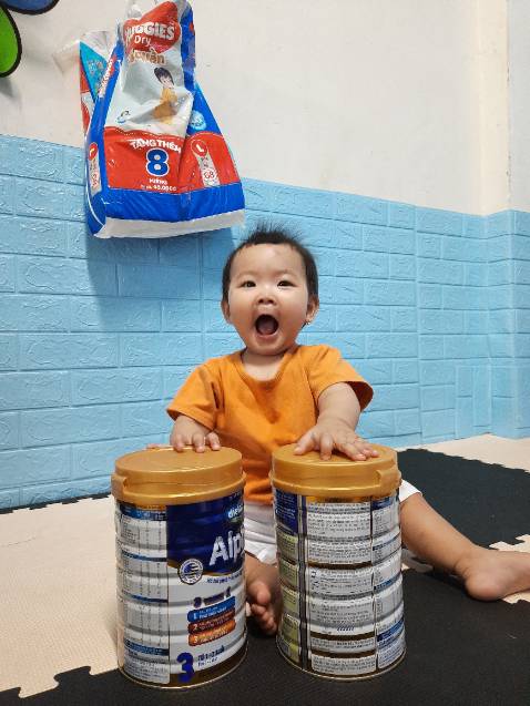 Bé uốg Dielac Alpha Gold step 2 vừa chuyển sang step 3 mua nhầm loại ko có chữ Gold. 
Lần này hàng chuyển đến nơi hộp móp méo khá nặng.