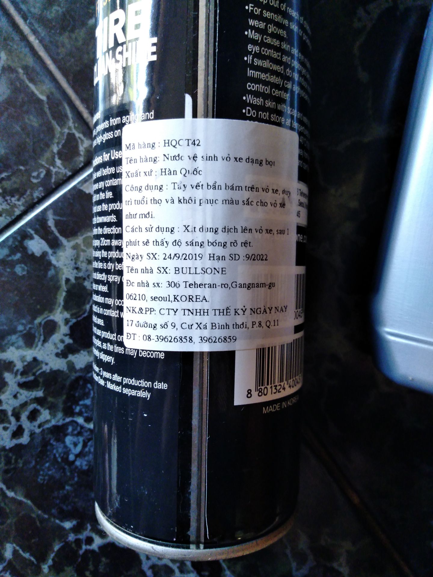 Mình đặt đơn hàng từ nhà cung cấp edistributor 2 sản phẩm là nước rửa lốp xe bullsome và nước rửa michelin như hình đính kèm. có 2 thất vọng
1. Date sắp hết luôn. nhà bán ko thông báo như kiểu tiki hay thông báo date của sữa.
2. Nước rửa lốp xe Bullsome ko chất lượng, xịt xog để hơn 1p cho bọt ngấm tạo thành nước tự chảy xuống, sau đó lấy khăn lau lại nnwng khi khô hoàn toàn thì không thấy lốp sạch hơn bao nhiêu. ko đen. sờ lốp thì trơn. 
Với 2 cảm nhận này tgif cho 2 sao là vừa câc bạn nhé. 
Ai mua chú ý trước date nha.