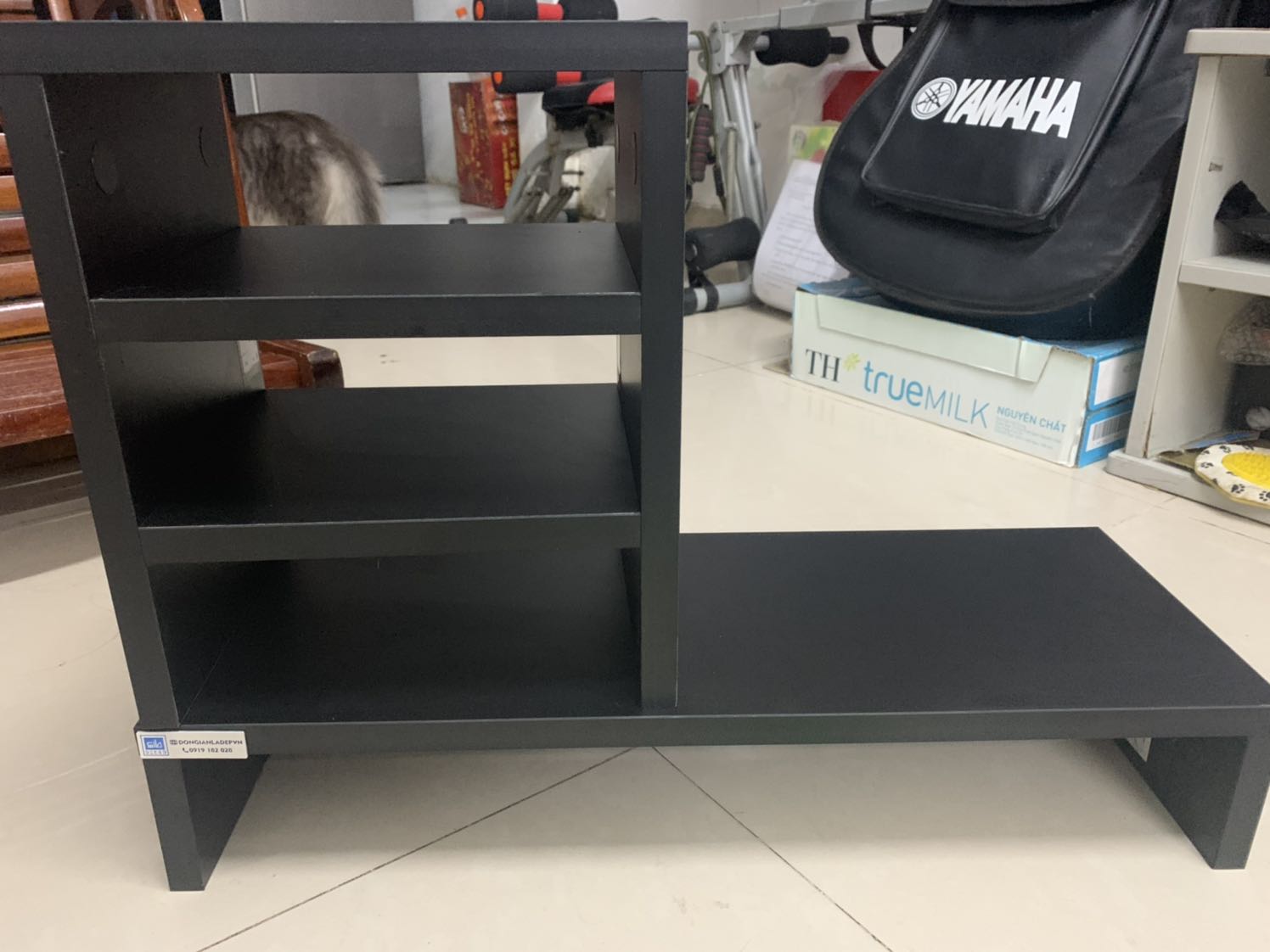 Đóng gói chắc chắn, giao hàng nhanh, đầy đủ. Gỗ phẳng đẹp, ko bị bong tróc các góc, các lỗ khoét ko bị lệch. tuy nhiên có điểm trừ là có vài mặt kệ bị lem vệt như hình, lau ko hết. Nhìn chung sản phẩm tốt, đáng tiền, sẽ ủng hộ shop tiếp.