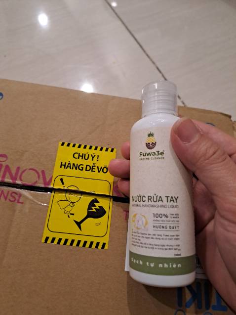 Nước rửa tay rất thơm, sạch, tuy mình bị viêm da cơ địa dồn lại này rất ưng ý shop đóng hàng nhanh giao tiki now 2 giờ là nhận được.