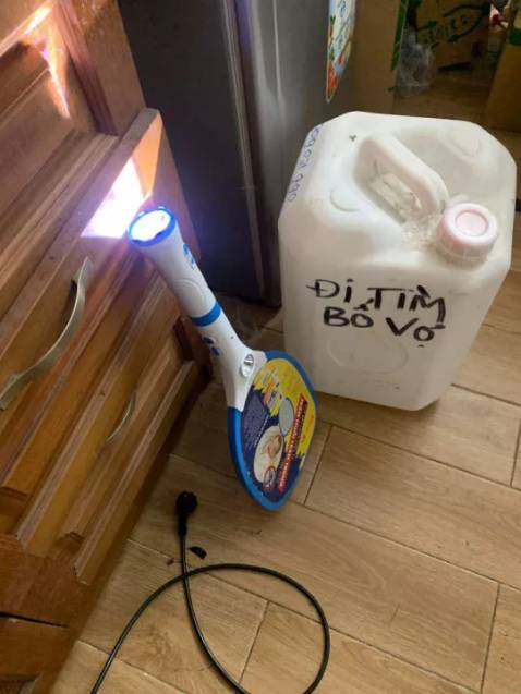 Hàng chuẩn Rạng Đông. Giá hợp túi tiền, mình mua có mã giảm giá nên rẻ, bắt muỗi nghe chét chét đã tai lắm, xài pin sạc , không biết xài bền không nhưng hiện tại thì ổn nhé