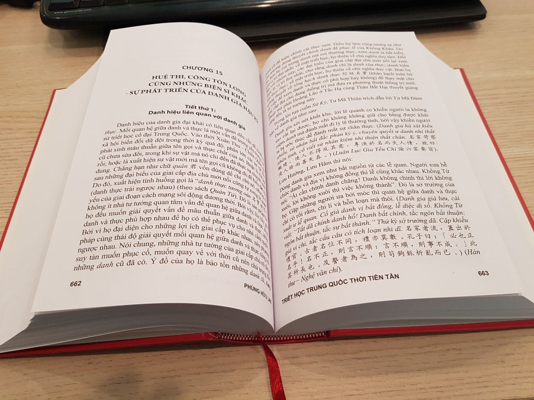 Bộ sách nặng ký của tiên sinh Phùng Hữu Lan, cả nghĩa đen và nghĩa bóng. Trước mình đã có bộ 2 tập lịch sử triết học Trung Quốc, giờ sở hữu thêm bộ này nữa. Sức học của mình thì kém thôi, chả bằng ai nhưng có sách thì thấy vui trong lòng.