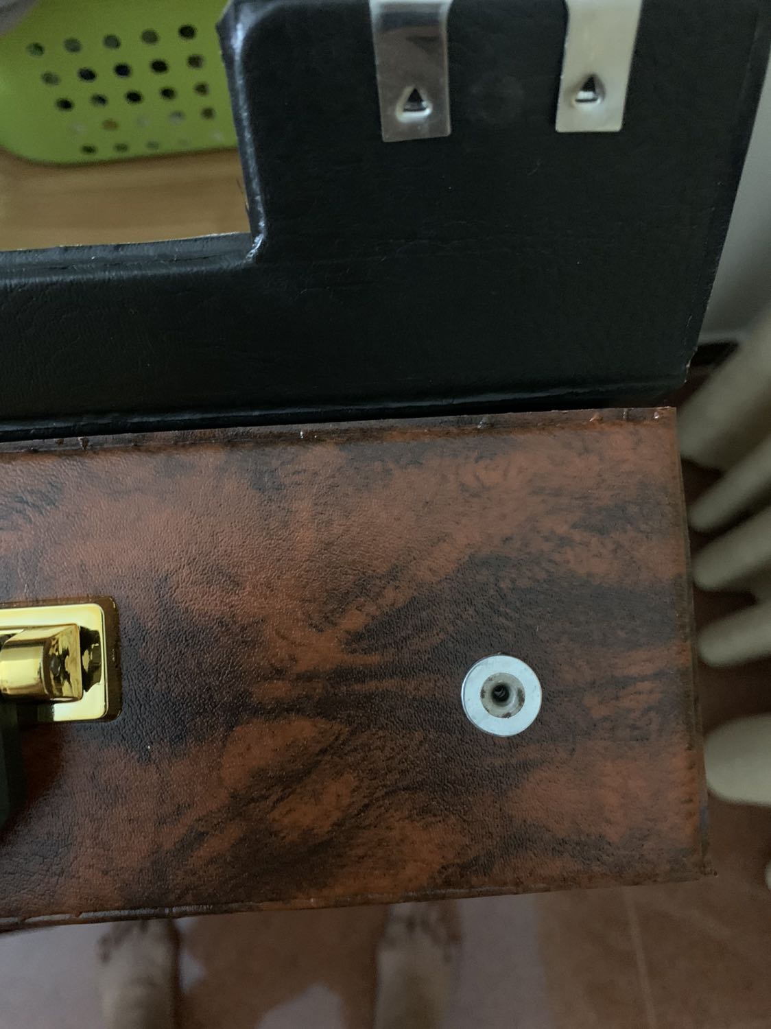 Mình đã mua bộ giống  thế này cách đây vài năm tại cơ sở Duy thành nên có thể so sánh được.
 Bộ mới mua so với bộ cũ: khoá hộp không chắc chắn, sách hướng dẫn màu sắc nhợt nhạt, không đi kèm có khăn lau ly giác hơi và ống dài để tự giác . Có vẻ như bộ mới này cắt giảm để hạ giá thành