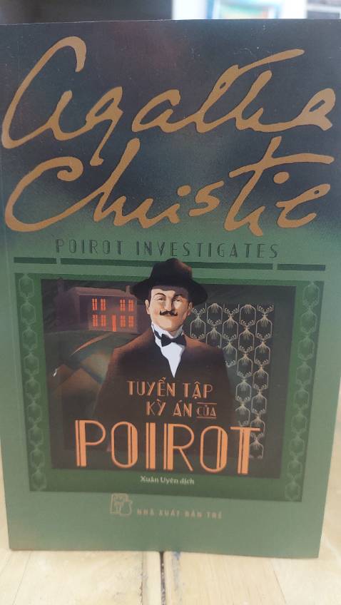 11 truyện ngắn về các vụ án do thám tử Hercule Poirot tham gia từ ăn trộm, bắt cóc, trục lợi bảo hiểm, giết người. Vẫn phong cách điều tra dựa trên suy luận logic và những quan sát thấu đáo, không có bí mật nào là qua mắt được vị thám tử lừng danh.