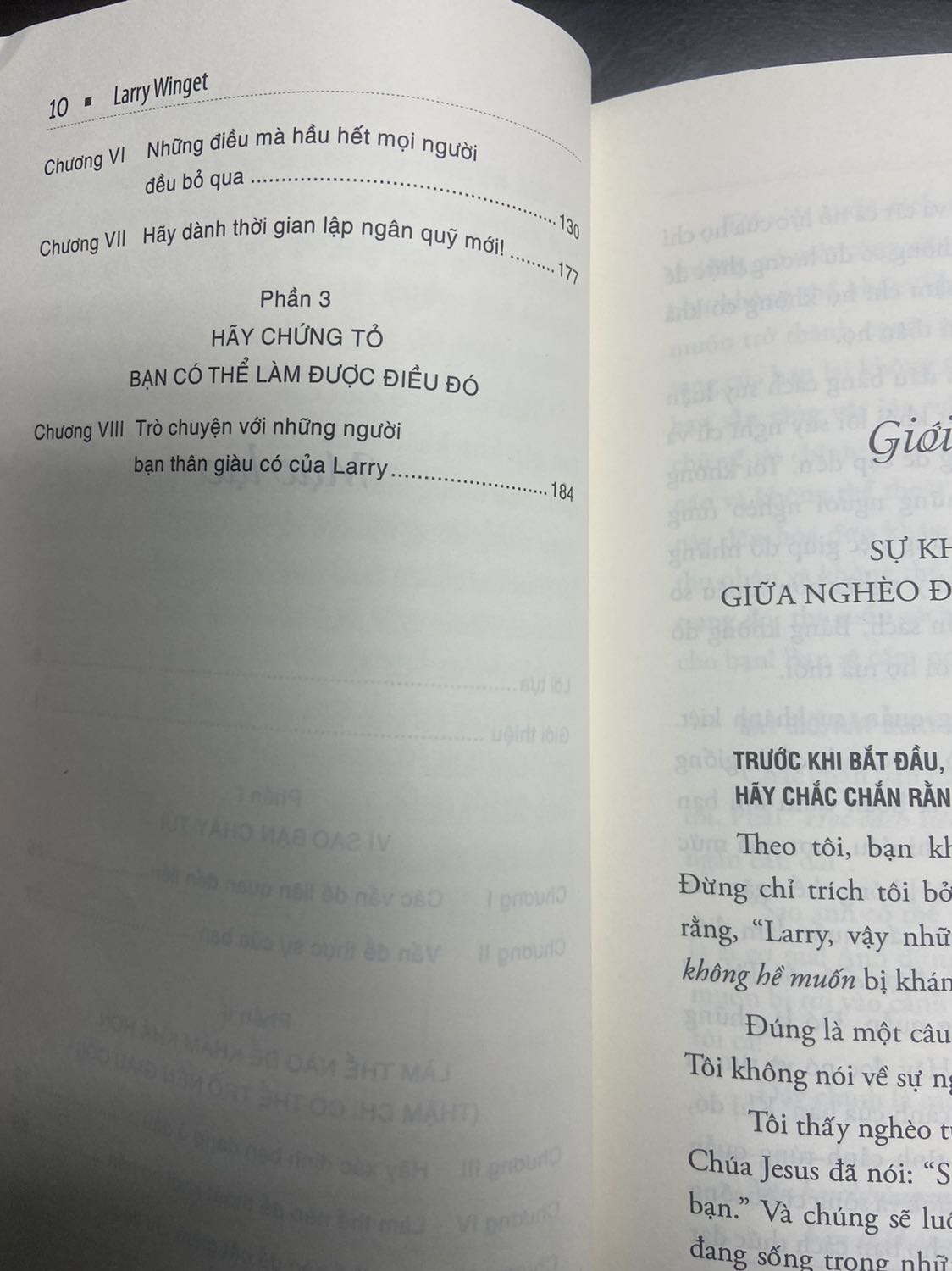 Tiki giao hàng nhanh tuy sách có hơi nhăn một chút. Về nội dung: sách dành cho những người hiện không có một đồng tiết kiệm nào trong tài khoản và thường xuyên đi mượn nợ trước khi nhận được lương. Có nhiều tips để sắp xếp lại các khoản chi tiêu và tránh xa những khoản tiêu dùng hoan phí. Sách đáng đọc cho những bạn trẻ mới bắt đầu đi làm lương thấp nhưng lại thích tiêu tiền để thể hiện bản thân hoặc sa đà vào những sở thích tốn kém. Tuy nhiên sách do tác giả người Mỹ viết nên có những cái ko phù hợp với Việt Nam và sách cũng viết lâu rồi nên có mấy thử lỗi thời. Tuy nhiên xét về bản chất tiêu dùng thì thời nào cũng như nhau. Có một vấn đề ở đây là có những người bị mắc kẹt ở tình trạng tiền thì không thiếu nhưng nhiều thì không có. Nên mua tài sản lớn thì không đủ mà cứ để đó thì tiền mất giá và dễ dùng tiền tầm bậy. Trường hợp này thì nên đọc sách về đầu tư nhiều hơn. Chúc mọi người tìm được quyển sách ưng ý